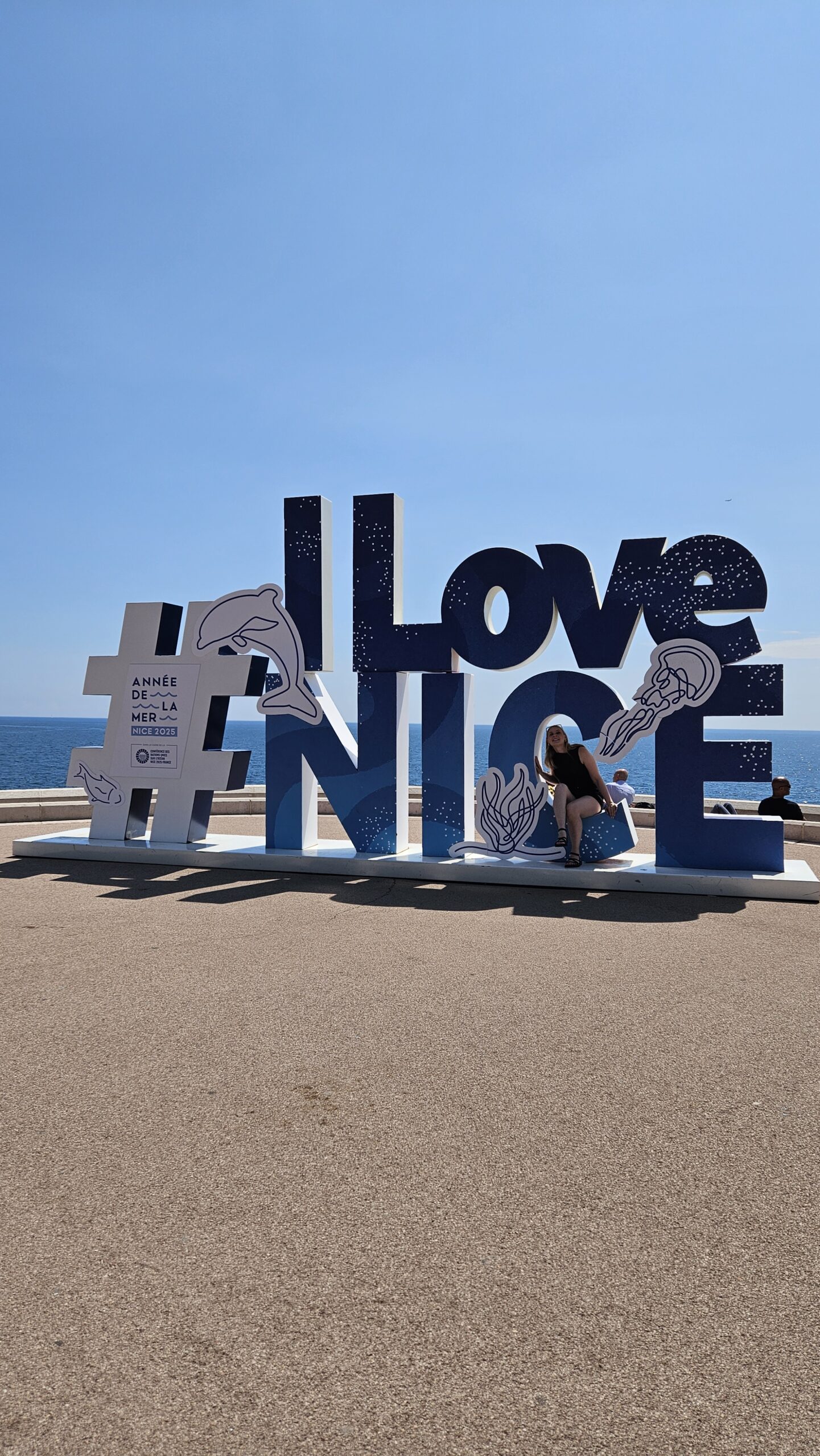 ニースの海岸にあるI Love NICEのモニュメント